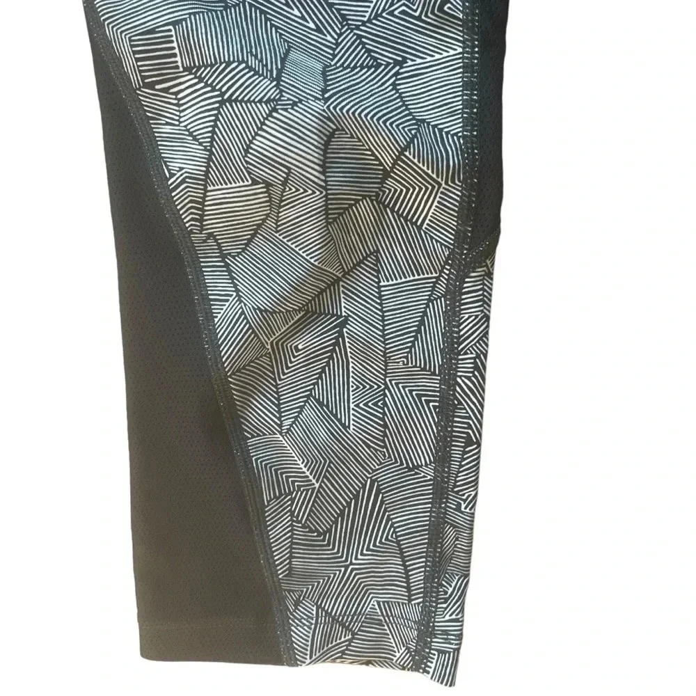 Nike Stay Warm Size Small Capri Running Leggings Back Pocket Activewear Dri-Fit